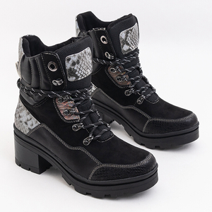 Schwarze Stiefel mit Helli-Prägung. Schuhe