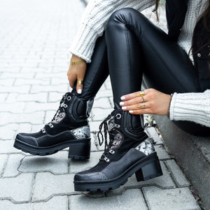 Schwarze Stiefel mit Helli-Prägung. Schuhe