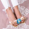 Weiße Schalen mit dekorativen Manami-Blüten - Schuhe