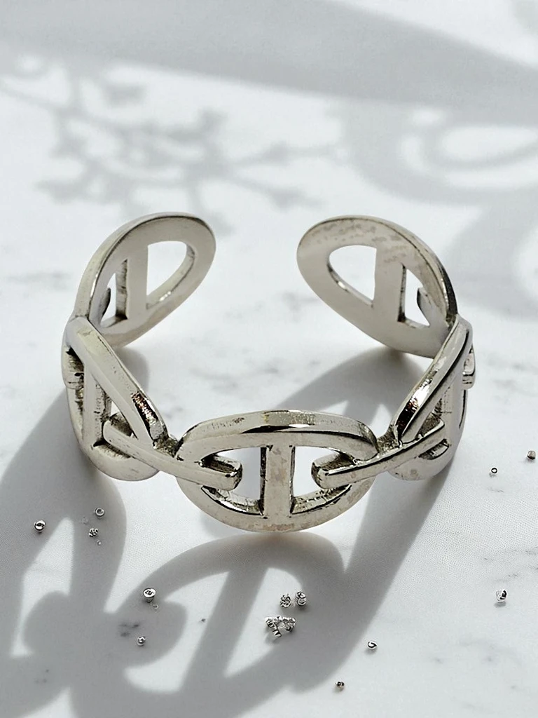 Dolce Vita Armreif-Armband mit dekorativen Charms