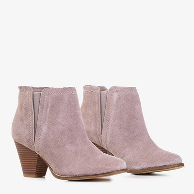 Graue Stiefel auf dem Post a'la Cowboystiefel Pererra - Schuhe