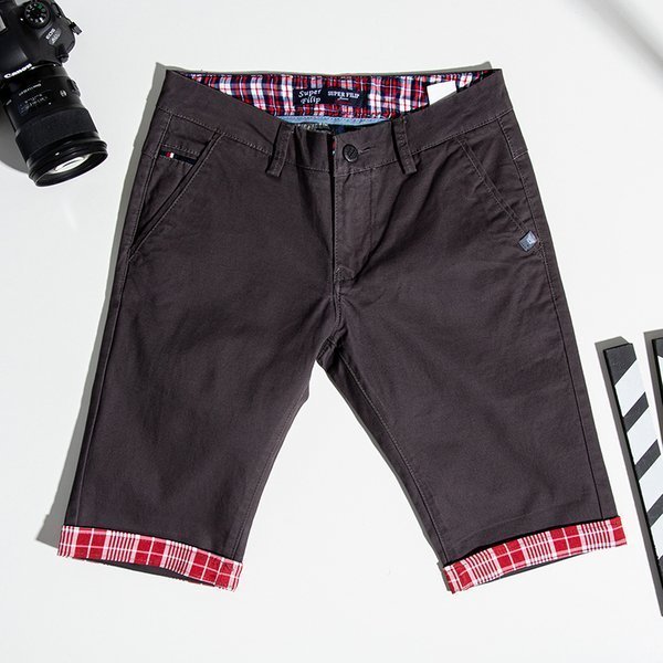 Dunkelgraue Herrenshorts mit burgunderfarbenen Einsätzen - Kleidung