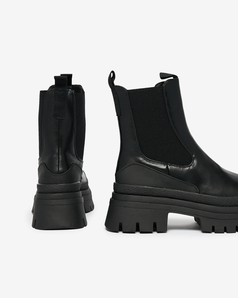 Royalfashion Damenstiefel mit flachem Absatz in Schwarz Neyda