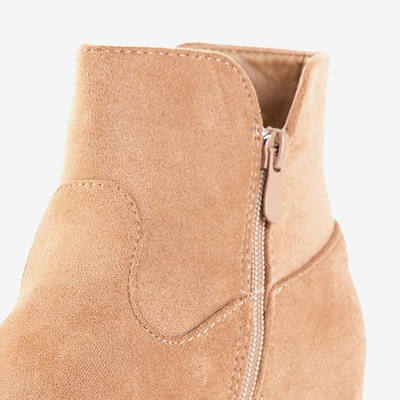 Hellbraune Damenstiefel auf einem Innenkeil Drezden - Schuhe