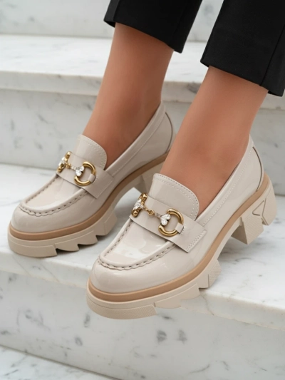 Beige lackierte Damenmokassins mit Kristallen Inriw - Footwear