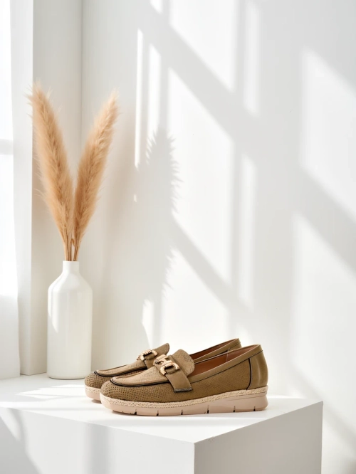 Royalfashion Жіночі туфлі з декоративним акцентом на носку