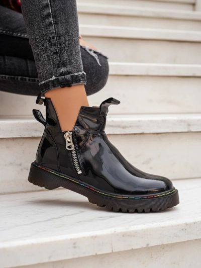 Schwarz lackierter Damenstiefel mit Reißverschluss Odeta - Schuhe