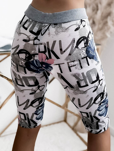 Weiße und blaue 3/4-Shorts mit Druck PLUS SIZE- Kleidung