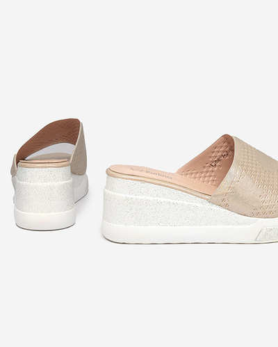 Glänzende beige Damenpantoffeln von Amuki-Shoes