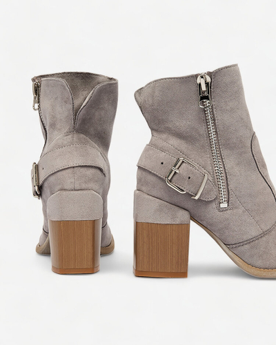 Royalfashion Graue Damenstiefel aus Öko-Wildleder Acimra