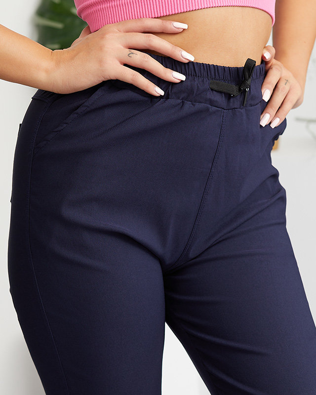 Einfache Stoffhose für Damen in marineblauer Farbe. Übergrößenmode