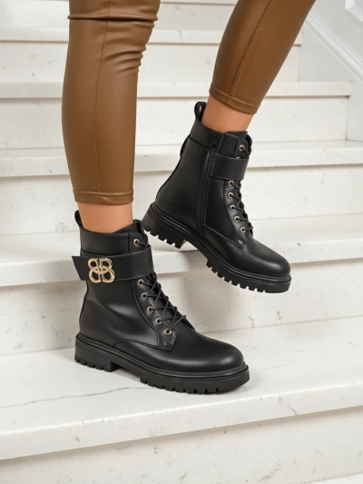 Lederstiefeletten Artemisia Nero mit runder Spitze, Reißverschluss und goldener Schnalle