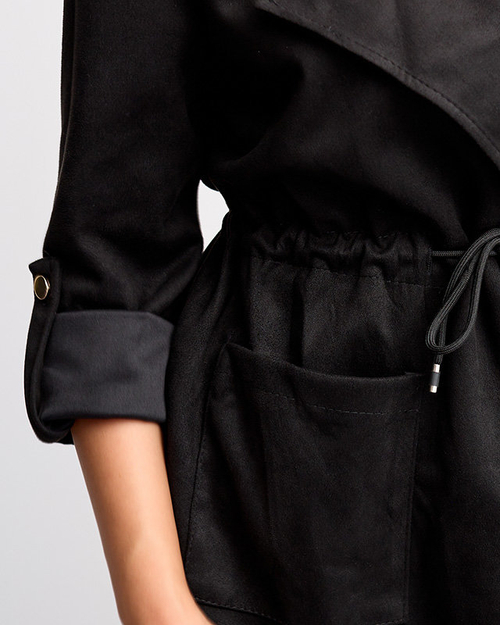 Жіноча куртка-кейп з еко-замші чорного кольору із зав'язкою на талії - Одяг