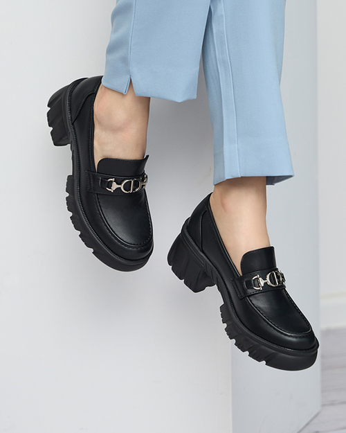 Чорні жіночі лофери на масивній підошві Terima