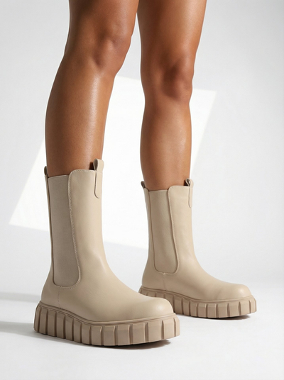 Royalfashion Damenstiefel mit hohem, flachem Absatz in ecru Elicane