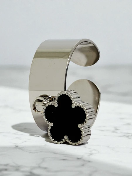 Dolce Vita Armreif-Armband mit dekorativen Charms