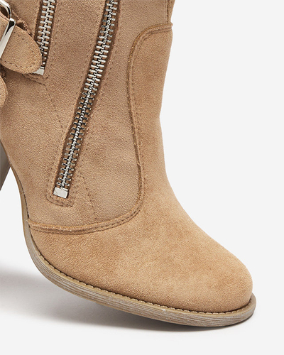 Hellbraune Damenstiefel auf der Post Ferrgo- Footwear