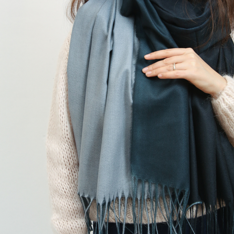 Marineblauer doppelseitiger Damenschal mit Quasten - Accessoires