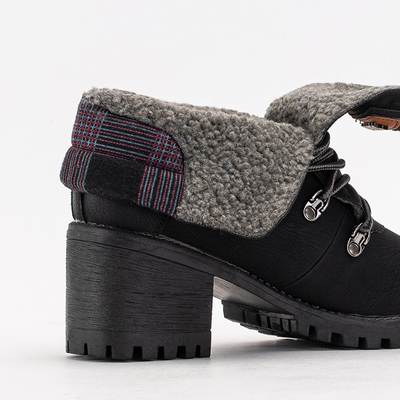 OUTLET Schwarze Damenstiefel auf der Royaltan Post - Schuhe