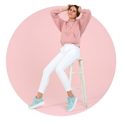 Blaue Sportschuhe auf der Salsa-Plattform - Schuhe 1