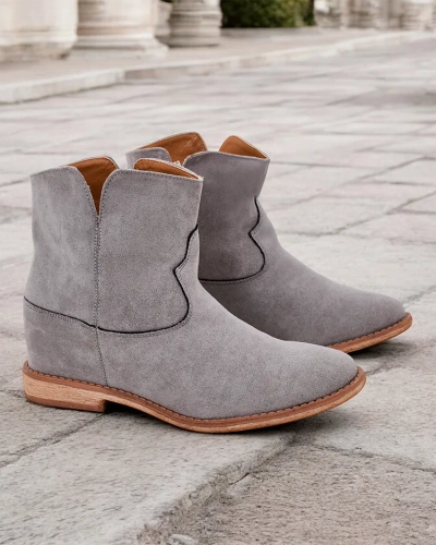 Royalfashion Kowboy-Stiefeletten auf einer bedeckten Keilabsatz Bluestone