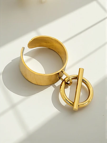 Dolce Vita Armreif-Armband mit dekorativen Charms