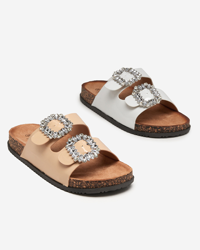 Beigefarbene Damenhausschuhe mit verzierten Schließen. Olimika - Schuhe
