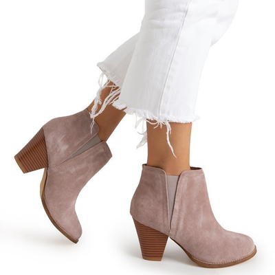 Graue Stiefel auf dem Post a'la Cowboystiefel Pererra - Schuhe
