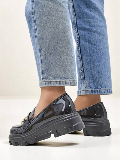 Royalfashion Damen Slipper aus Lackleder mit Verzierung Schwarzer Samt