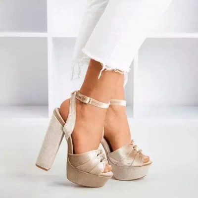 OUTLET Beige Sandalen auf einem Pfosten Scarrea - Footwear