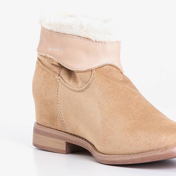 OUTLET Beige Stiefel a'la Cowboystiefel auf einem Indoor-Keil Jelluma - Footwear
