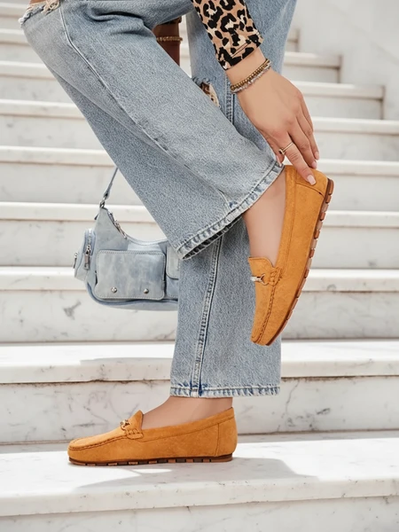 Mokassins Damen Camel Aurelia Wildleder mit Verzierung - Komfort und Stil auf flachem Absatz