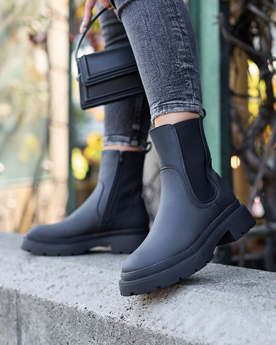 Royalfashion Schwarze matte Damenstiefel Tavebra mit flachem Absatz