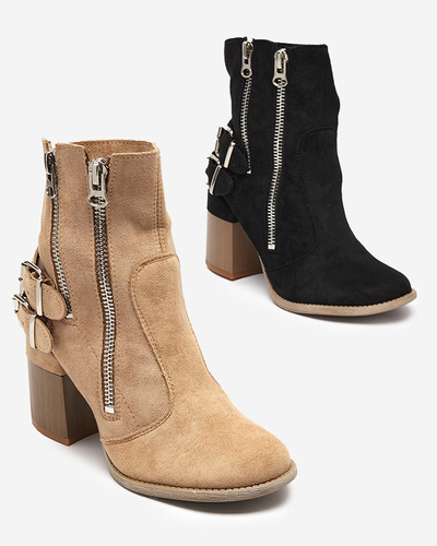 Hellbraune Damenstiefel auf der Post Ferrgo- Footwear