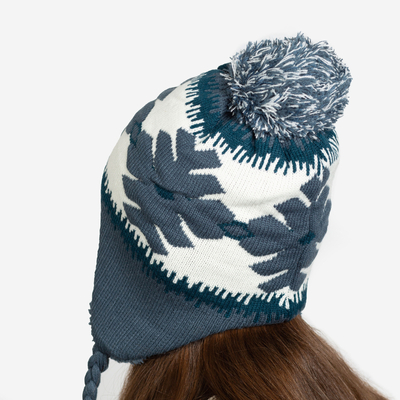 Marineblauer isolierter Damenhut mit Schneeflocken mit Pompons - Accessoires