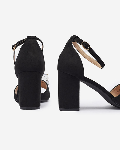 Damen-Sandalen auf einem Pfosten mit dekorativen Kristallen in schwarz Berlogo-Schuhe