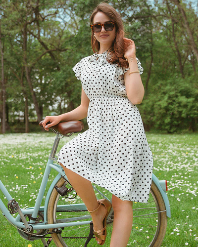 Жіноча біла сукня в горошок до коліна - Одяг