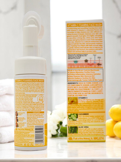 Reinigender Anti-Aging-Gesichtsschaum mit Vitamin C und Bürste