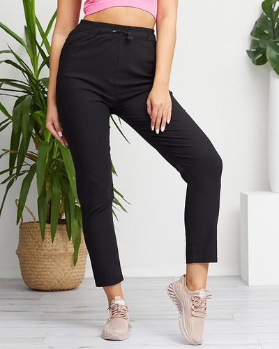 Einfache Stoffhose für Damen in schwarzer Farbe. Übergrößenmode