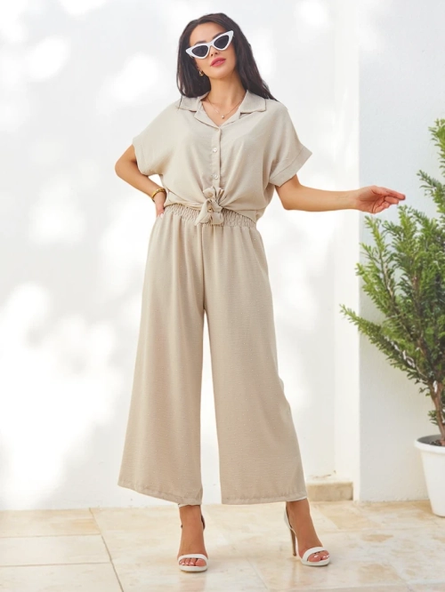 Royalfashion Жіночий комплект з зав'язаною сорочкою з коротким рукавом та розкльошеними штанами з стразами