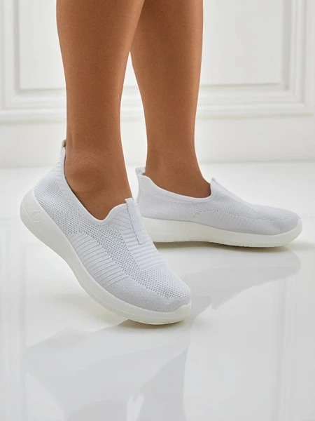 Damen weiße Callista Slip-Ons aus atmungsaktivem Stoff mit flachem Absatz