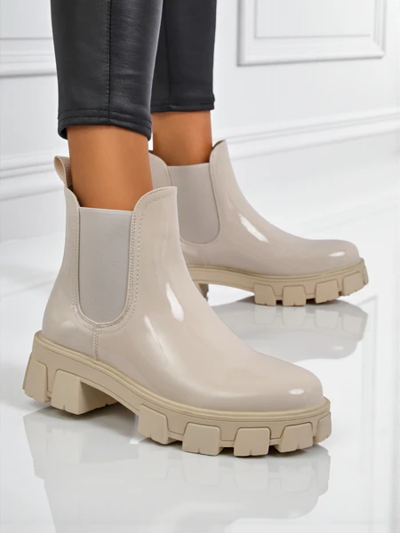 Royalfashion Stiefeletten mit massiver Sohle aus lackiertem Öko-Leder Calista Weide