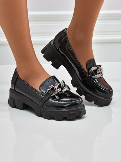 Жіночі лофери Hera Nero з лакованої екошкіри з ланцюжком, весна