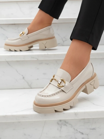 Beige lackierte Damenmokassins mit Kristallen Inriw - Footwear