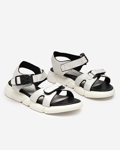 Glänzende Kindersandalen in weißen Leepe-Shoes