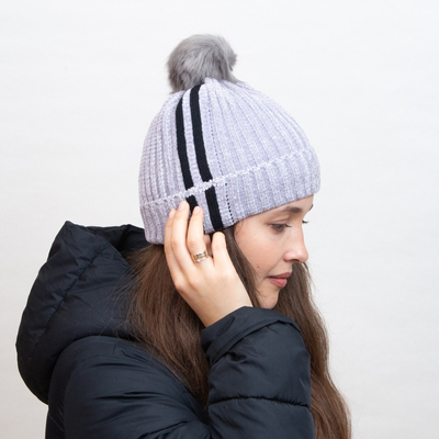 Graue isolierte Mütze mit weißen Streifen und Bommel - Accessoires