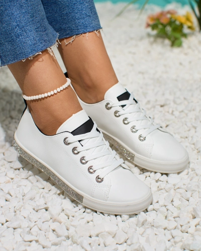 OUTLET Royalfashion Weiße Damen-Sneaker mit Zirkonen und schwarzen Einsätzen Zutifa