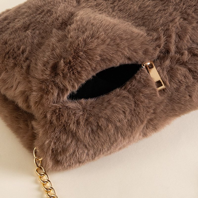 Umhängetasche aus braunem Pelz - Handtaschen