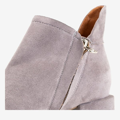 Graue Damenstiefel auf dem Jeneuer Post - Schuhe