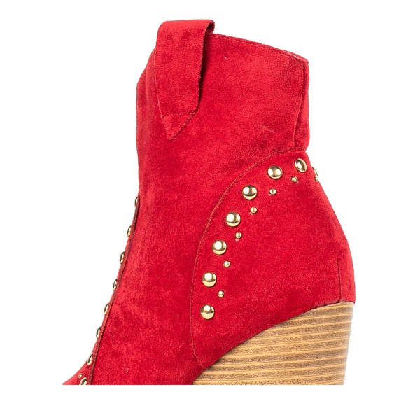 Rote Cowboystiefel auf einem hohen Gana-Pfosten - Schuhe